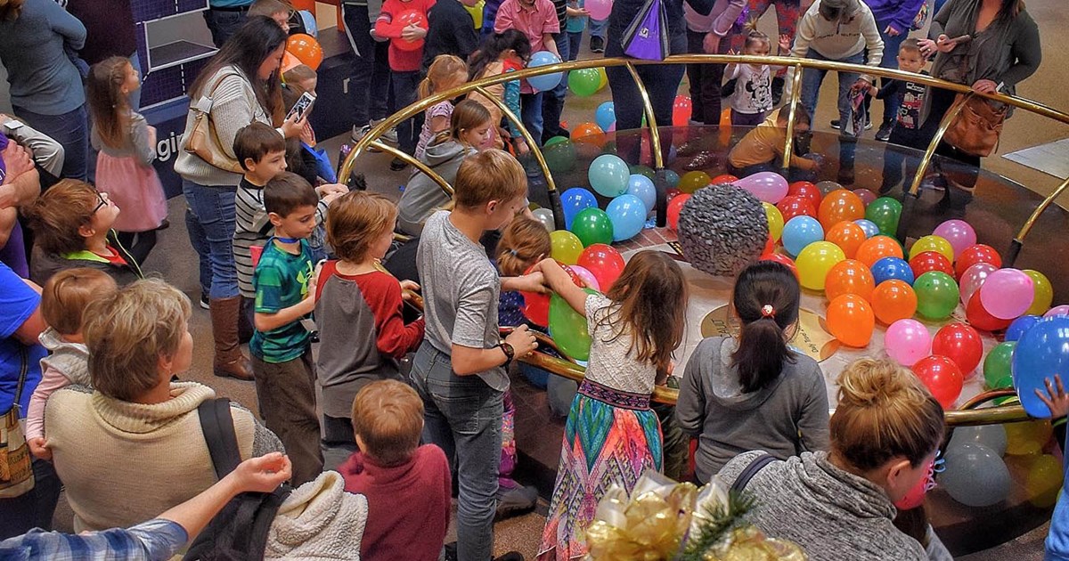 kids waiting for the balloon drop