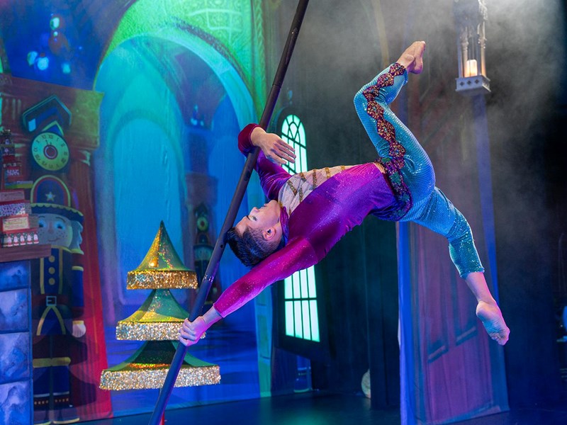 Cirque Dreams Holidaze, Acrobatics