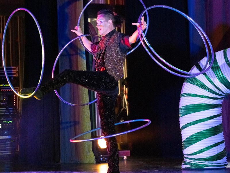 Cirque Dreams Holidaze, Acrobatics